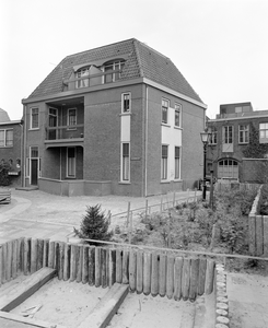 884800 Gezicht op de voor- en zijgevel van het gerestaureerde pand Lauwerhof 1-7 te Utrecht.